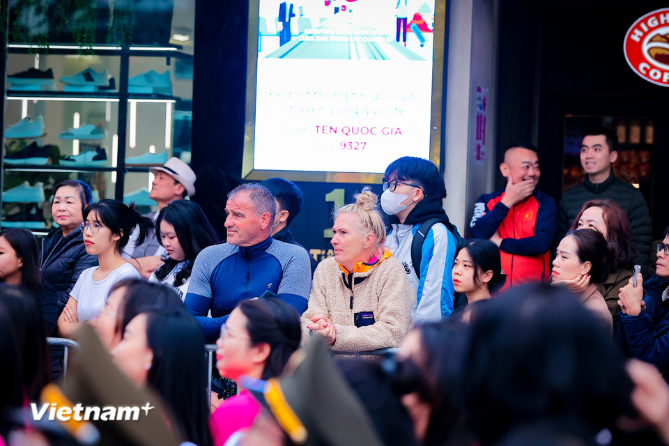 Rất đông du khách trong và ngoài nước chăm chú theo những bước chân uyển chuyển của tà áo dài Việt Nam. (Ảnh: Hoài Nam/Vietnam+)