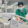 Bác sỹ điều trị cho một trường hợp mắc bệnh viêm não Nhật Bản trong tình trạng nặng tại Bệnh viện Bệnh Nhiệt đới Trung ương. (Ảnh: PV/Vietnam+)
