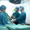 Các bác sỹ thực hiện ca phẫu thuật nội soi trong lĩnh vực chấn thương chỉnh hình. (Ảnh: PV/Vietnam+)