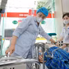 Khám chữa bệnh cho người bệnh. (Ảnh minh họa: Minh Quyết/TTXVN)