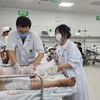 Bác sỹ Bệnh viện Hữu nghị Việt Đức cấp cứu cho một bệnh nhân bị tai nạn giao thông. (Ảnh: PV/Vietnam+)