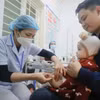 Nhân viên y tế phường Vĩnh Tuy (quận Hai Bà Trưng) tiêm vaccine phòng sởi cho trẻ từ 6 đến dưới 9 tháng tuổi. (Ảnh: Minh Quyết/TTXVN)