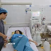 Nhân viên y tế Khoa thận nhân tạo Bệnh viện Đà Nẵng chăm sóc y tế cho bệnh nhân chạy thận trong những ngày Tết. (Ảnh: Trần Lê Lâm/TTXVN)