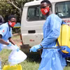 Nhân viên y tế khử trùng thiết bị sau khi một bệnh nhân nghi nhiễm Ebola tử vong, tại Bunia, Congo. (Ảnh: THX/TTXVN)