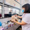 Nhân viên y tế cấp phát thuốc bảo hiểm y tế cho người bệnh. (Ảnh: T.G/Vietnam+)
