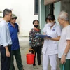 Nhân viên y tế Trạm Y tế xã Vân Đình kiểm tra công tác phòng chống dịch. (Ảnh: PV/Vietnam+)