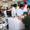 Người dân đã được trải nghiệm dịch vụ y tế hiện đại tại gian trưng bày của Bộ Y tế. (Ảnh: PV/Vietnam+)