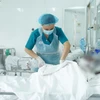 Các bác sĩ Bệnh viện Chợ Rẫy điều trị tích cực cho một bệnh nhân. (Ảnh: TTXVN phát) 