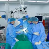 Các bác sỹ thực hiện một ca mổ cột sống bằng kỹ thuật hiện đại. (Ảnh: PV/Vietnam+)