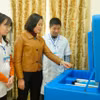 Lãnh đạo Trung tâm y tế Thanh Oai kiểm tra công tác đảm bảo vaccine tại trạm y tế. (Ảnh: PV/Vietnam+)