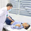 Bác sỹ theo dõi sức khỏe cho một bệnh nhân mắc sốt rét từ châu Phi trở về. (Ảnh: PV/Vietnam+)
