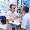 Bác sỹ kiểm tra mắt cho người cao tuổi tại buổi lễ phát động. (Ảnh: PV/Vietnam+)