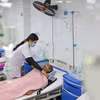 Nhân viên y tế theo dõi sức khỏe cho người bệnh đang điều trị tại Bệnh viện K. (Ảnh: TTXVN/Vietnam+)