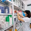 Lấy thuốc chữa bệnh tại cơ sở y tế. (Ảnh: T.G/Vietnam+)