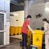 Nhân viên làm công tác xử lý chất thải y tế nguy hại tại Bệnh viện Bạch Mai. (Ảnh: PV/Vietnam+)
