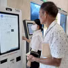 Hướng dẫn người dân đăng ký khám, chữa bệnh và thanh toán viện phí qua căn cước công dân gắn chíp. (Ảnh: Mỹ Hà/TTXVN)