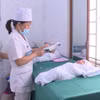 Chăm sóc cho trẻ sơ sinh. (Ảnh: PV/Vietnam+)