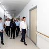 Phó Thủ tướng Chính phủ Lê Thành Long dẫn đầu đoàn công tác đi kiểm tra thực tế tại Bệnh viện Hữu nghị Việt Đức cơ sở 2 tại Ninh Bình. (Ảnh: Đại Nghĩa/TTXVN)