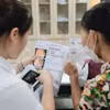 Nhân viên y tế tư vấn cho người bệnh. (Ảnh: Minh Quyết/TTXVN)