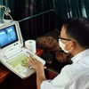 Bác sỹ siêu âm cho người dân trong một chương trình khám sàng lọc miễn phí. (Ảnh: TTXVN/Vietnam+)