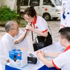 Nhân viên y tế đo huyết áp cho người dân tại Chương trình khám, tư vấn bệnh miễn phí. (Ảnh: PV/Vietnam+)