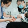 Cần cho trẻ đi tiêm phòng theo đúng độ tuổi. (Ảnh: Minh Quyết/TTXVN)