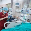 Nhân viên y tế theo dõi tình trạng cho bệnh nhân cấp cứu. (Ảnh: M.Q/Vietnam+)