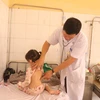 Bác sỹ Bệnh viện Đa khoa tỉnh Hưng Yên thăm khám cho bệnh nhân mắc sởi. (Ảnh: Mạnh Khánh/TTXVN)