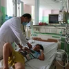 Bác sĩ Khoa Nhi, Bệnh viện Đa khoa Bà Rịa thăm khám cho bệnh nhân ngộ độc thực phẩm nghi do ăn bánh mỳ. (Ảnh: Hoàng Nhị/TTXVN)