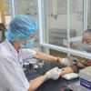 Lấy máu xét nghiệm cho người bệnh. (Ảnh: Mai Trang/TTXVN)