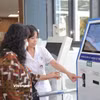 Người bệnh làm thủ tục ở ki-ốt đăng ký khám tự động tại Bệnh viện Đa khoa Đức Giang. (Ảnh: PV/Vietnam+)