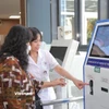 Người bệnh làm thủ tục ở ki-ốt đăng ký khám tự động tại Bệnh viện Đa khoa Đức Giang. (Ảnh: PV/Vietnam+)
