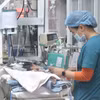 Nhân viên y tế chăm sóc sức khỏe cho trẻ sơ sinh. (Ảnh: PV/Vietnam+)