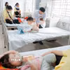 Tại Khoa Nhi Bệnh viện Bệnh nhiệt đới Trung ương đang điều trị cho hơn 50 bệnh nhi mắc cúm A. (Ảnh: Minh Quyết/TTXVN)