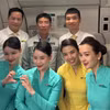 Giáo sư Mai Duy Tôn (mặc áo ghi, đứng giữa) chụp ảnh cùng phi hành đoàn. (Ảnh: PV/Vietnam+)