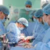 Êkíp bệnh viện Trung ương Huế hiện ghép tim cho bệnh nhân. (Ảnh: TTXVN phát)