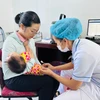 Nhân viên y tế tiêm chủng cho trẻ nhỏ tại tỉnh Quảng Trị. (Ảnh: T.G/Vietnam+)