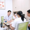 Bác sỹ tư vấn cho các gia đình hiếm muộn. (Ảnh: PV/Vietnam+)