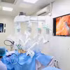 Các bác sỹ Bệnh viện K thực hiện ca phẫu thuật bằng robot cho bệnh nhân. (Ảnh: PV/Vietnam+)