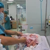 Chăm sóc sức khỏe cho trẻ sơ sinh. (Ảnh: TTXVN/Vietnam+)