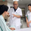 Bác sỹ thăm khám cho bệnh nhân sau phẫu thuật. (Ảnh: PV/Vietnam+)