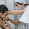 Nhân viên y tế tiêm vaccine phòng sởi cho trẻ trong độ tuổi. (Ảnh: Minh Quyết/TTXVN)