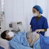 Bác sỹ thăm khám cho thai phụ. (Ảnh: TTXVN/Vietnam+)