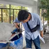 Kiểm tra các thùng phuy chứa nước trong gia đình, môi trường muỗi sinh sản loăng quăng. (Ảnh: TTXVN)