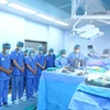 Các y bác sỹ tri ân người hiến tạng. (Ảnh: PV/Vietnam+)