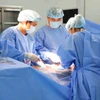 Các bác sỹ thực hiện ca phẫu thuật cho bệnh nhân. (Ảnh: PV/Vietnam+)