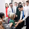 Phó Thủ tướng Chính phủ và các đại biểu gặp và thăm hỏi các bệnh nhân tại Bệnh viện Bạch Mai cơ sở Ninh Bình. (Ảnh: Đại Nghĩa/TTXVN)
