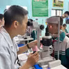 Bác sỹ khám mắt cho trẻ em. (Ảnh: T.G/Vietnam+)