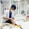 Bác sỹ Bệnh viện Quân y 175, Thành phố Hồ Chí Minh điều trị cho bệnh nhân sốt xuất huyết nặng. (Ảnh: TTXVN/Vietnam+)