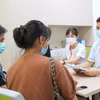 Các cặp vợ chồng đến khám vô sinh hiếm muộn. (Ảnh: PV/Vietnam+)